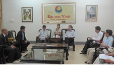 Đoàn cán bộ Trường Đại học Nakhon Phanom thăm và làm việc với Trường Đại học Vinh