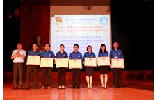Đoàn Trường THPT Chuyên nhận Bằng khen của BCH Trung ương Đoàn TNCS Hồ Chí Minh về thành tích xuất sắc trong công tác đoàn và phong trào thanh niên năm học 2014 – 2015